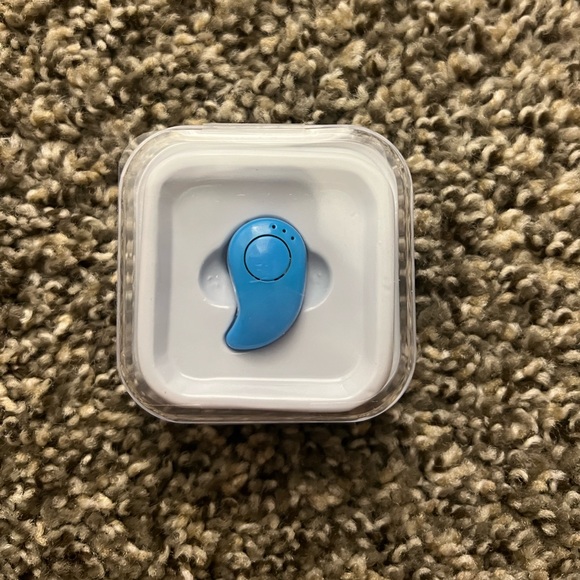 Wireless Bluetooth Earpiece - Picture 2 of 10